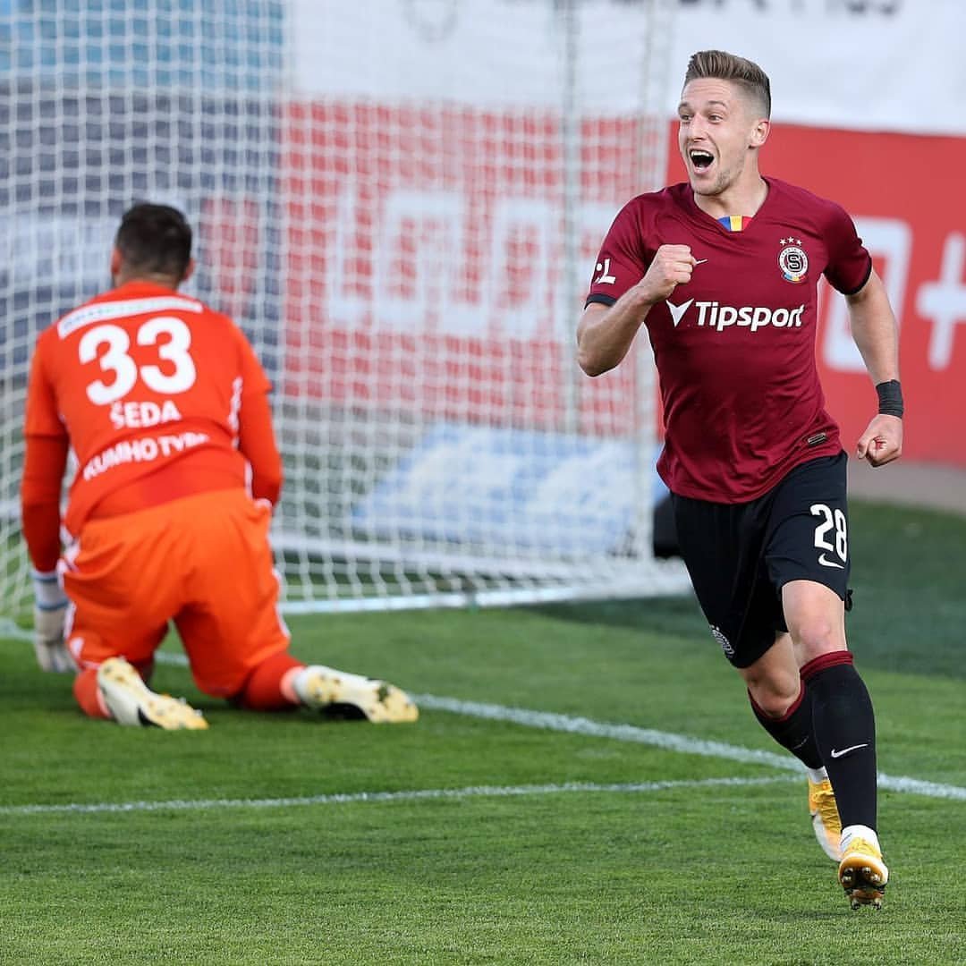 Říká se, že výhra 5:4 je lepší než 1:0. Pro nezaujatého diváka určitě, ale co na to sparťanští kardiaci? ?? Včera to byl v Bolce festival ofenzivního fotbalu, ale také bohužel z naší strany i představení se spoustou chyb v defenzivě, kdy se opět ukázalo, že zadní řady budou potřebovat nejspíš mnohem větší upgrade, než se původně předpokládalo, byl to slušný průchoďák. Opět je ale třeba ocenit, že se nám podařilo otočit utkání, ve kterém jsme prohrávali, letos už podeváté. Ale možná by bylo úplně nejlepší, kdybychom zápasy otáčet nemuseli ? Druhé místo a s tím i kvalifikaci Ligy mistrů je nadosah, tak snad si to už nepokazíme ??? Celou kompletní fotogalerii ze včerejšíjo utkání Sparty v Mladé Boleslavi si můžete prohlédnout na našem webu spartaforever.cz #acsparta #mlbSPA #fortunaliga #spartaforever #spartatempo
? fotosamler.com @svatopluksamler